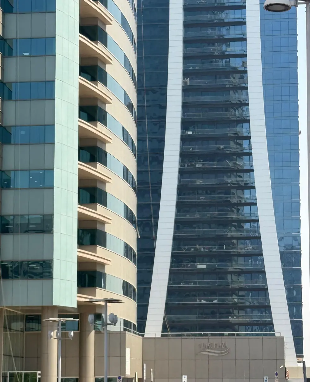 مدخل مبنى ون ليك بلازا في أبراج بحيرات جميرا